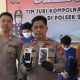 Kapolsek Sewon Kompol Sultonudin menunjukkan barang bukti iPhone 15 Pro hasil penipuan COD saat konferensi pers di Mapolsek Sewon, Selasa (8/7/2025).