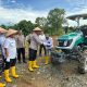 Kapolres Kotabaru AKBP Doli M. Tanjung menyerahkan traktor dan bibit jagung kepada petani di Desa Sarang Tiung, Rabu (9/7/2025).