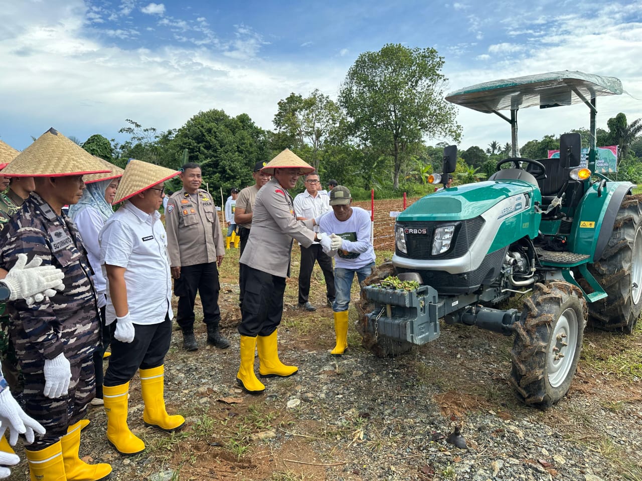 Kapolres Kotabaru AKBP Doli M. Tanjung menyerahkan traktor dan bibit jagung kepada petani di Desa Sarang Tiung, Rabu (9/7/2025).