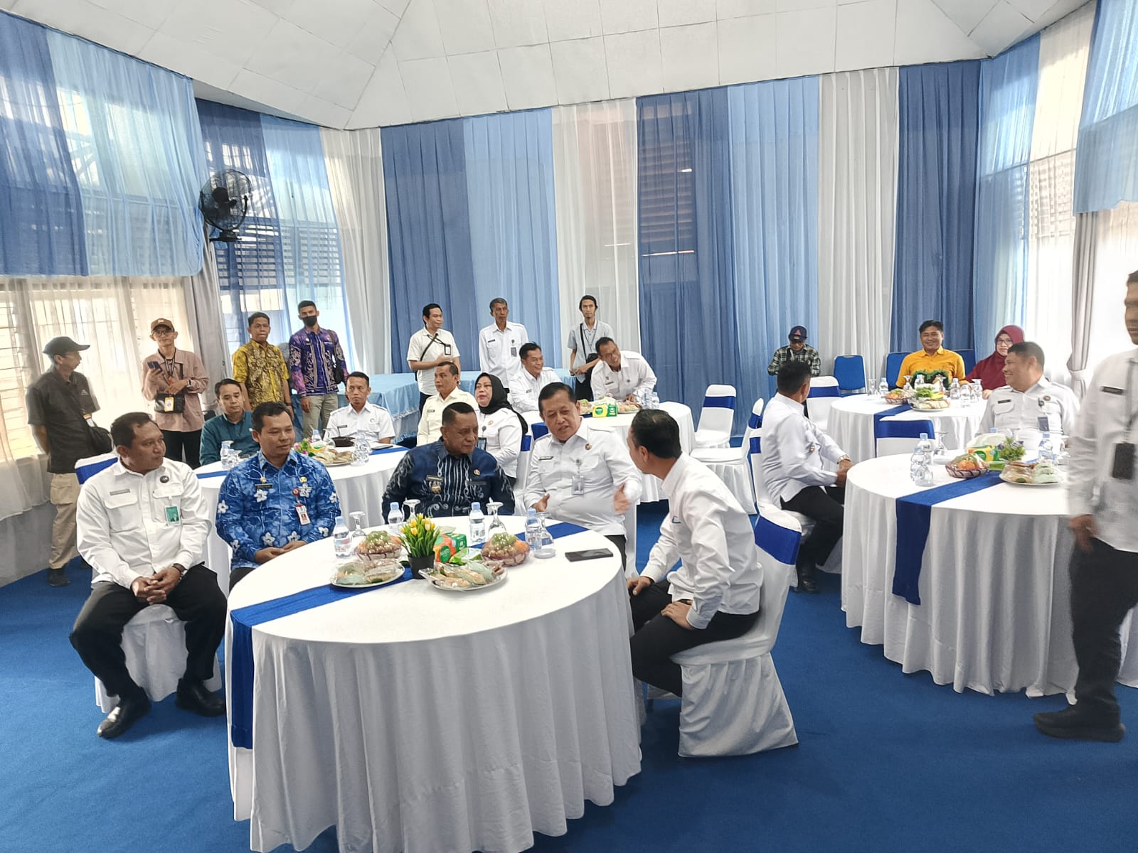 Manajer PLN Indonesia Power PLTU Asam-Asam, Reo Yanuar Hadi, bersama Kepala Kanwil Ditjenpas dan Wakil Bupati Tanah Laut meninjau proses pembuatan paving block berbahan limbah FABA oleh warga binaan Rutan Pelaihari. (Foto: PLN Power)