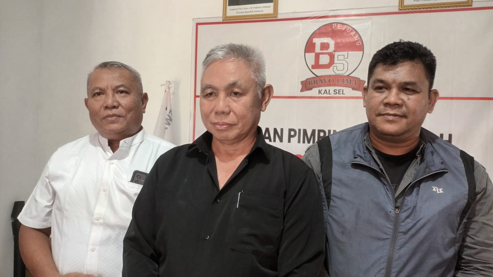 Ketua DPD Pejuang Bravo Lima Kalsel, Drs. Irwansyah (kanan), bersama Sekretaris Gunawan Tondo Raharjo saat memberi keterangan pers di sekretariat baru mereka di Banjarbaru. (Foto: Istimewa