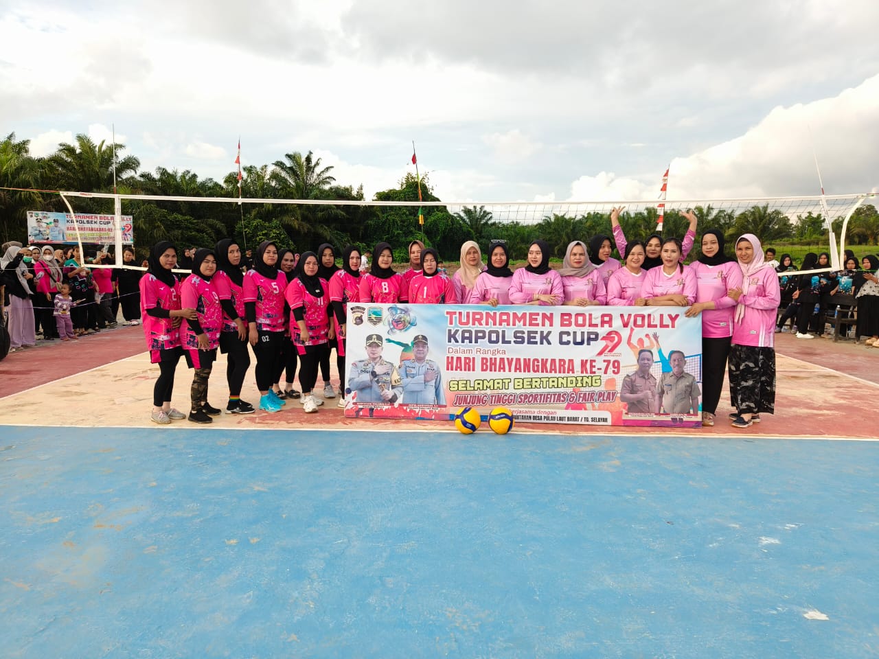 Tim Bhayangkari Polsek PL Barat dan PKK Desa Sepagar foto bersama sebelum pertandingan Turnamen Voli Kapolsek Cup 2025.