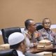 Kapolsek Satui AKP Hardaya memaparkan situasi keamanan wilayah Satui dalam rapat gabungan Komisi DPRD Tanah Bumbu, Selasa (8/7/2025).