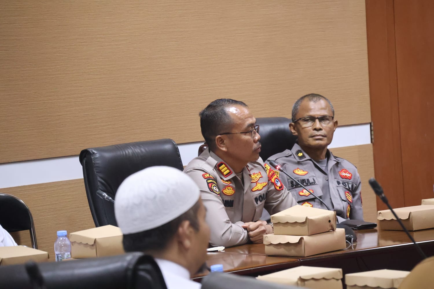 Kapolsek Satui AKP Hardaya memaparkan situasi keamanan wilayah Satui dalam rapat gabungan Komisi DPRD Tanah Bumbu, Selasa (8/7/2025).