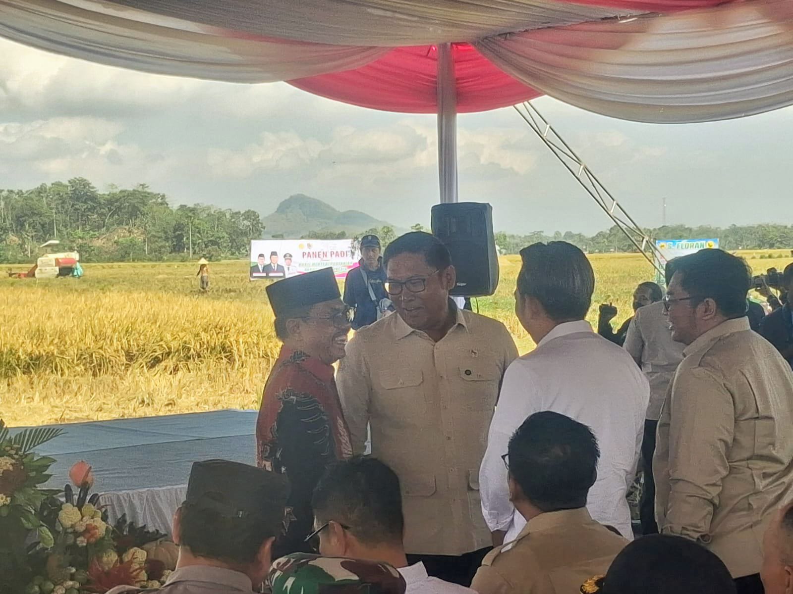 Wakil Menteri Pertanian Sudaryono bersama Bupati Jember Gus Fawait panen padi bareng petani Desa Suka Makmur, Jumat (11/7/2025).