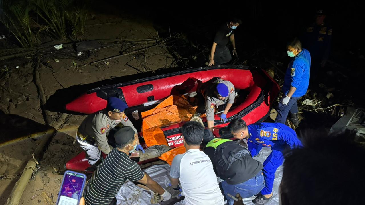 Polisi mengevakuasi jenazah dari Sungai Kusan, Desa Api-api, untuk dibawa ke RSUD dr. H. Andi Abdurrahman Noor, Jumat malam (11/7/2025). (Dok. Polres Tanah Bumbu)