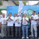 Penjabat Sekdaprov Kalsel, H. Syarifuddin, mengangkat bendera start menandai dimulainya Tour de Loksado 2025 di titik 0 Km Banjarmasin, Sabtu (12/7/2025). Event ini diikuti 463 peserta dari berbagai daerah. (Foto: Dok. Dispar Kalsel)
