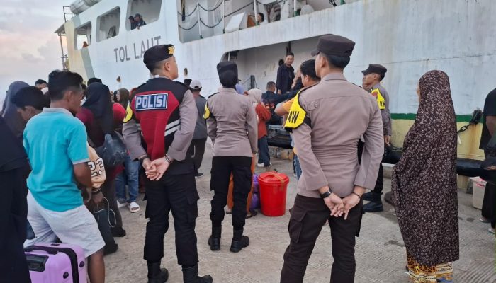 Polsek Pulau Sembilan Kawal Keberangkatan Kapal Sabuk Nusantara 93