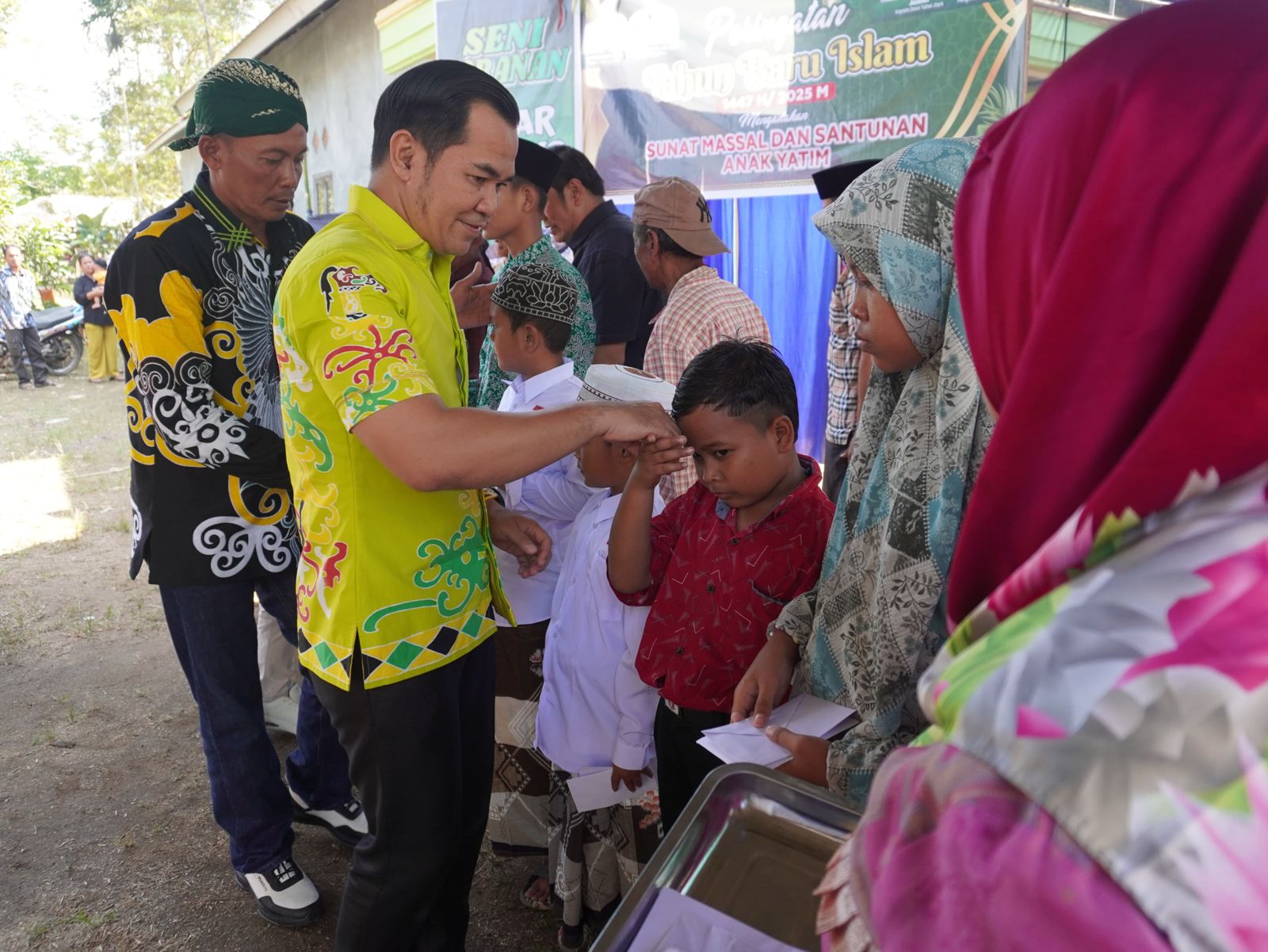 Bupati Pulang Pisau H. Ahmad Rifa’i didampingi Wakil Bupati H. Ahmad Jayadikarta menyapa peserta sunatan massal di Desa Tahai Jaya, Minggu (13/7/2025).