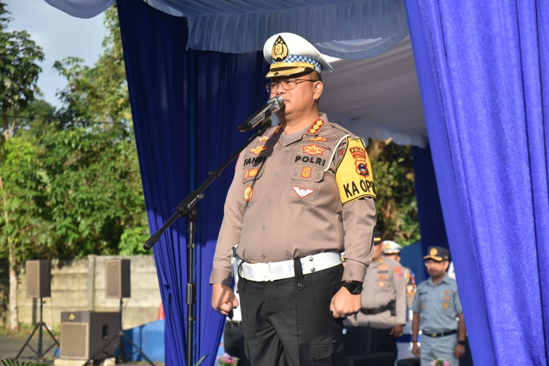 Dirlantas Polda Kalsel Kombes Pol M. Fahri Siregar memimpin Apel Operasi Patuh Intan 2025 di Banjarbaru, Senin (14/7/2025). Operasi ini menyasar pelanggaran lalu lintas berisiko kecelakaan.