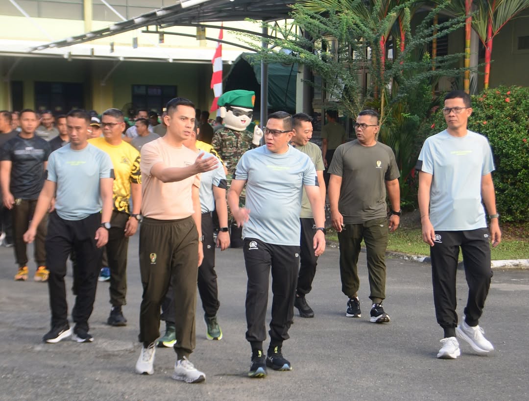 Danrem 101/Antasari Brigjen TNI Ilham Yunus melepas peserta jalan sehat HUT ke-67 Kodam VI/Mulawarman di Makorem 101/Antasari, Banjarmasin, Minggu (13/7/2025).
