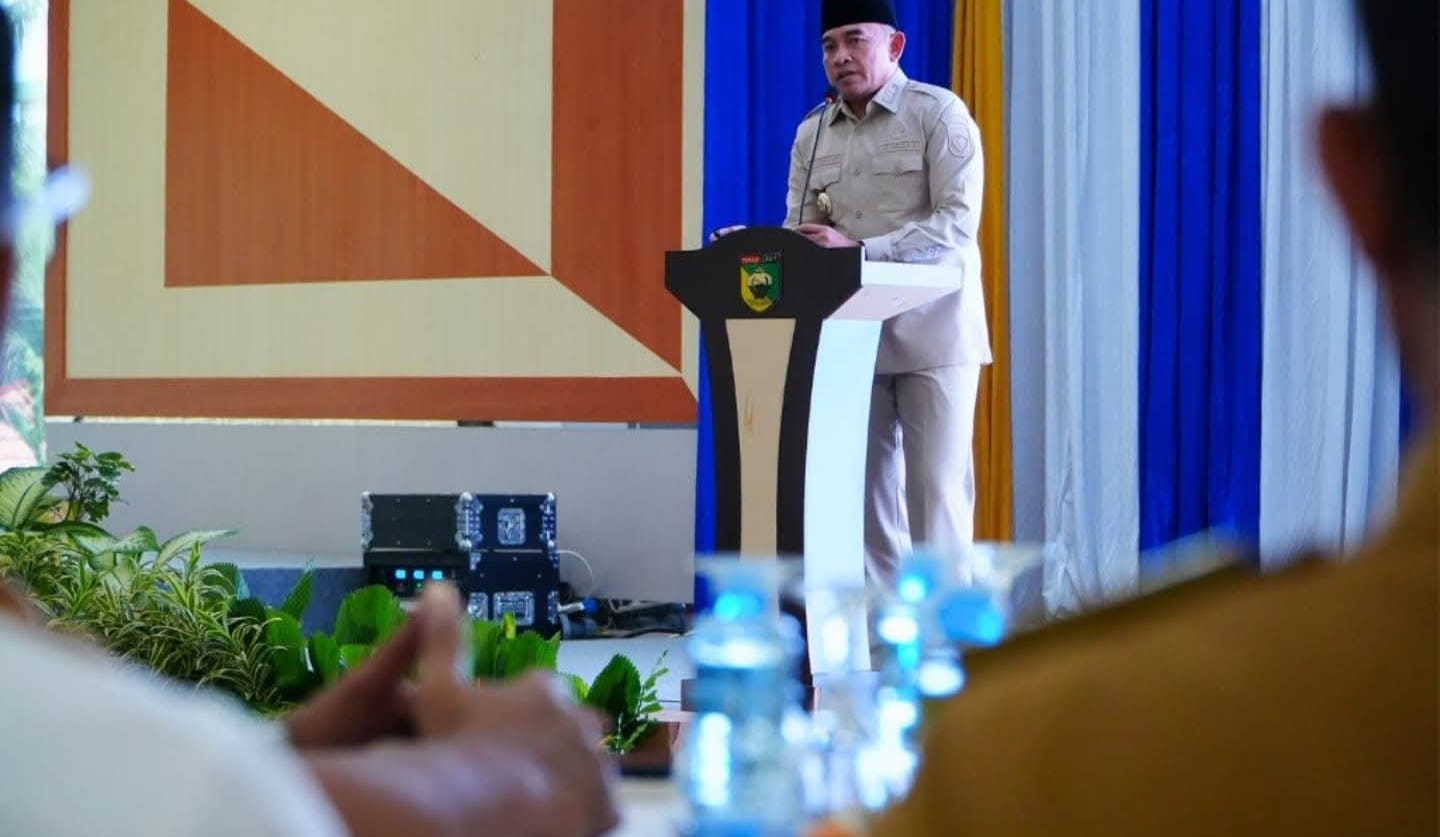 Bupati Tanah Laut H. Rahmat Trianto berdialog dengan perwakilan badan usaha dalam kegiatan silaturahmi di Balairung Tuntung Pandang, Senin (14/7/2025).