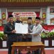 Bupati Pulang Pisau H. Ahmad Rifa’i menandatangani nota kesepakatan tiga Raperda strategis bersama Ketua DPRD saat Rapat Paripurna, Senin (14/7/2025).
