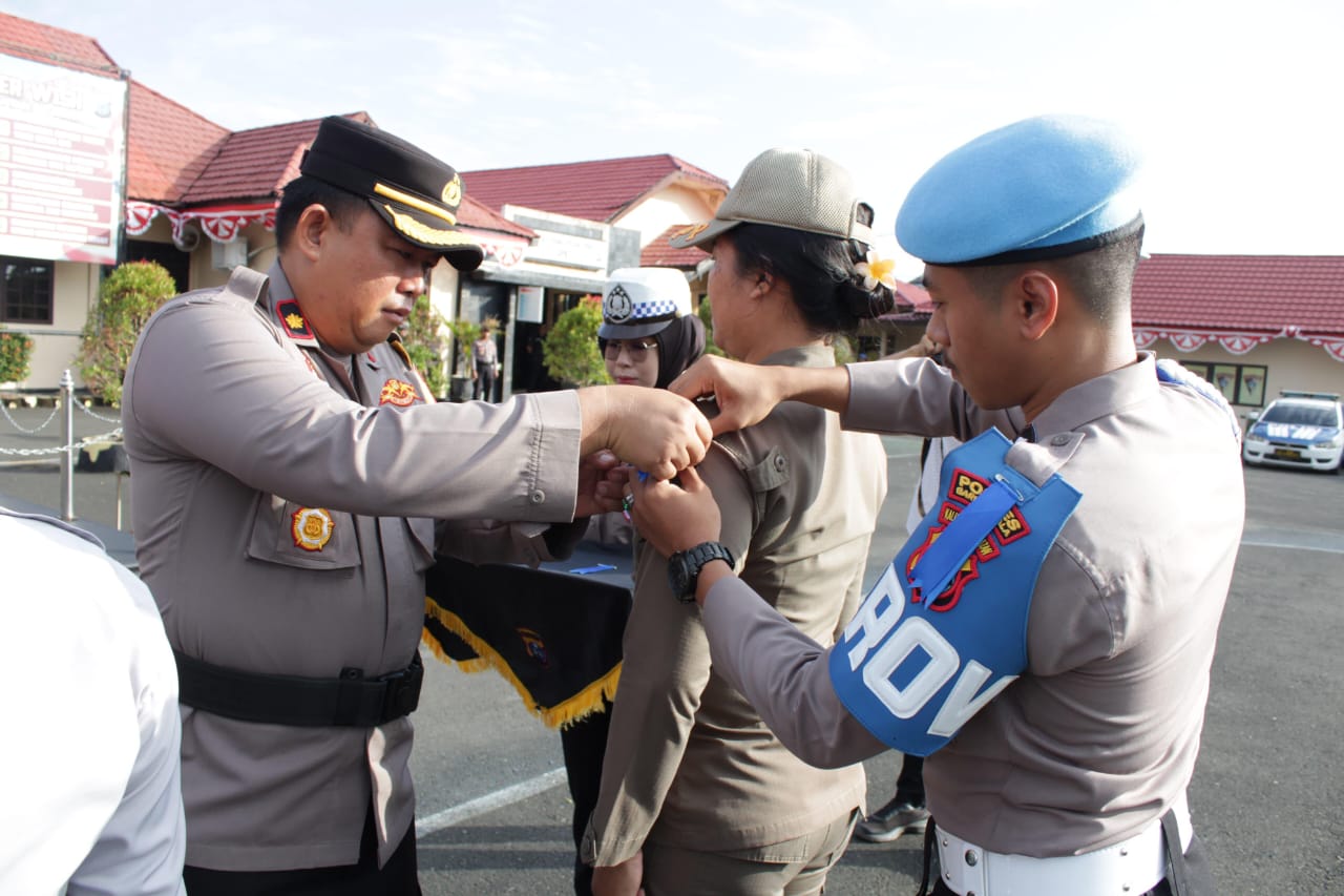 Wakapolres Batola Kompol Hendra Sumala Sartio memimpin Apel Gelar Pasukan Operasi Patuh Intan 2025 di halaman Mapolres Barito Kuala, Senin (14/7/2025).