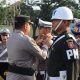 Kapolres Tanah Bumbu AKBP Arief Prasetya saat menyematkan pita tanda dimulainya Operasi Patuh Intan 2025 di lapangan Mako Polres Tanah Bumbu, Senin (14/7/2025).