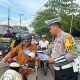 Satlantas Polres Batola membagikan brosur keselamatan lalu lintas di Marabahan, Selasa (15/7/2025).