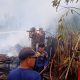 Petugas Damkar dan Babinsa Koramil Kusan Hilir bergotong royong memadamkan kebakaran rumah warga di Desa Manurung, Selasa (15/7/2025). (Foto: Dok. Koramil 1022-02/Kusan Hilir)
