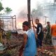 Petugas Damkar Kusan Hilir memadamkan api yang membakar rumah warga di Desa Manurung, Kecamatan Kusan Tengah, Selasa (15/7/2025). Kebakaran diduga dipicu korsleting listrik. (Foto: Dok. Damkar Tanbu)