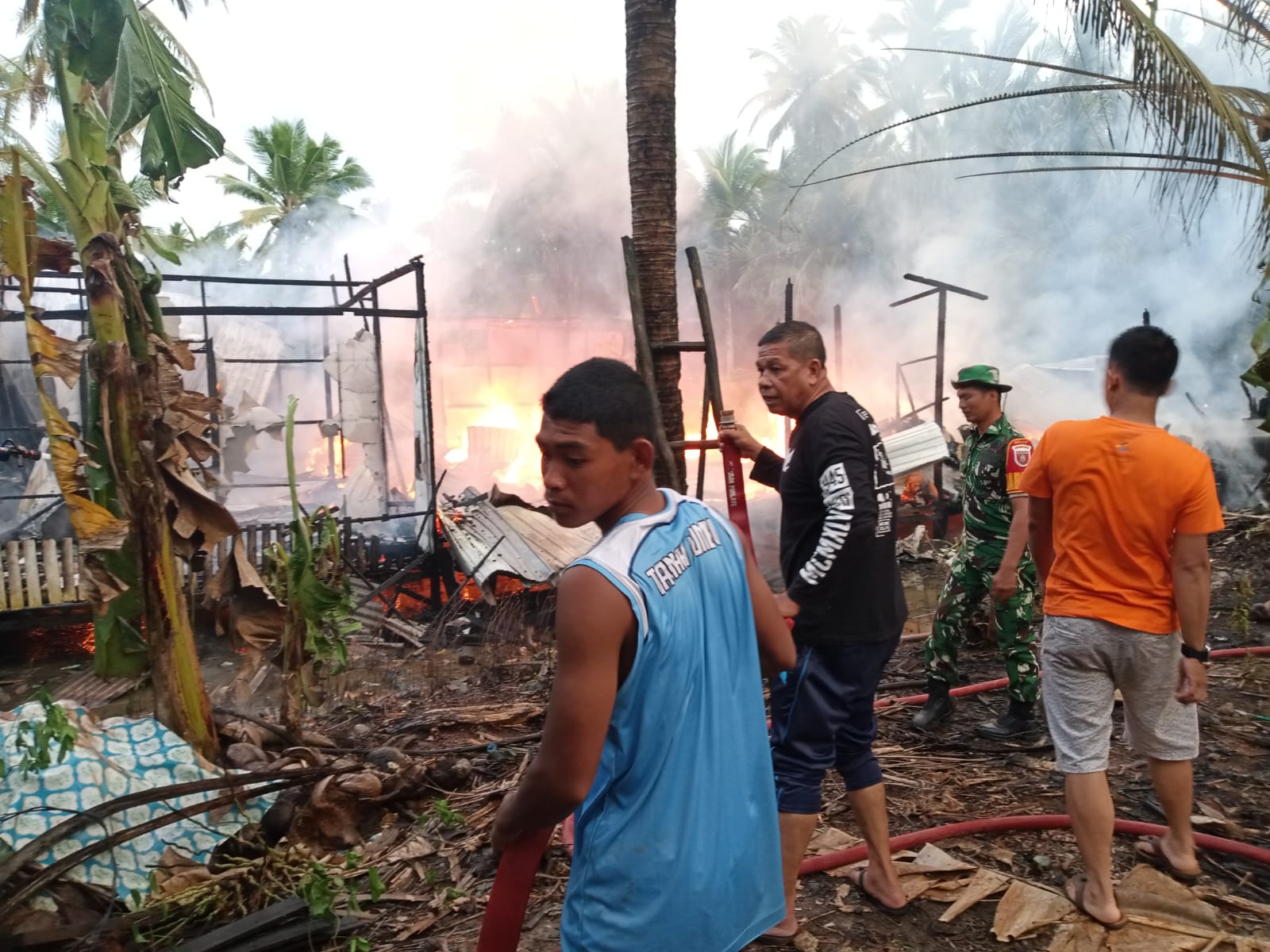 Petugas Damkar Kusan Hilir memadamkan api yang membakar rumah warga di Desa Manurung, Kecamatan Kusan Tengah, Selasa (15/7/2025). Kebakaran diduga dipicu korsleting listrik. (Foto: Dok. Damkar Tanbu)