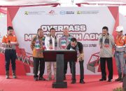 Penandatanganan prasasti peresmian Overpass “Merah Putih” oleh Kapolda Kalsel, Bupati HSS, dan perwakilan PT AGM, menandai dimulainya operasional infrastruktur strategis di Desa Batu Bini, Rabu (16/7/2025).