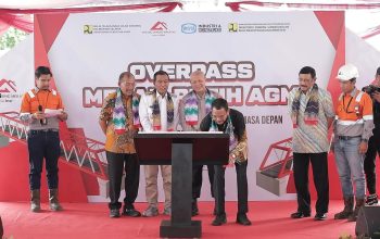 Penandatanganan prasasti peresmian Overpass “Merah Putih” oleh Kapolda Kalsel, Bupati HSS, dan perwakilan PT AGM, menandai dimulainya operasional infrastruktur strategis di Desa Batu Bini, Rabu (16/7/2025).