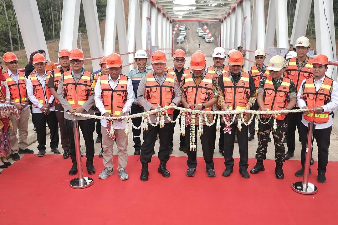 Kapolda Kalsel dan Bupati HSS didampingi perwakilan PT AGM secara simbolis memotong pita bunga sebagai tanda peresmian Overpass “Merah Putih” di Desa Batu Bini, Rabu (16/7/2025).