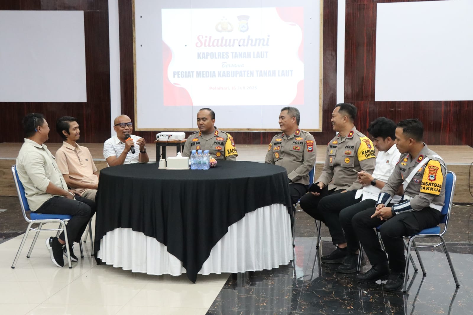 Kapolres Tanah Laut AKBP Ricky Boy Siallagan saat memberikan sambutan dalam silaturahmi bersama wartawan dan pengurus PWI Tanah Laut di Pelaihari, Rabu (16/7/2025).