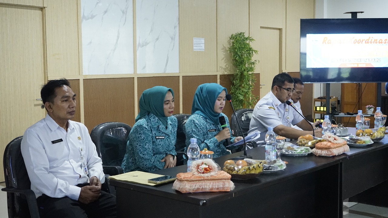 Asisten Pemerintahan dan Kesra membuka Rakor PK2D 2025 di Bapperida Kotabaru, didampingi Ketua TP PKK Ny. Suci Anisa Rusli, Rabu (16/7/2025).