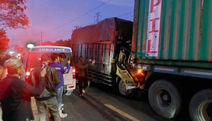 Truk Hantam Kontainer Parkir di Tanah Bumbu, Sopir Tewas di Tempat