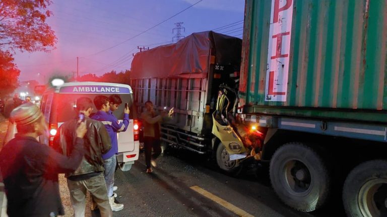Sebuah truk bermuatan ringsek usai menghantam bagian belakang kontainer yang sedang parkir di tepi Jalan Nasional Desa Sepunggur, Kecamatan Kusan Hilir, Tanah Bumbu, Kamis pagi (17/7/2025). Sopir truk tewas di tempat akibat benturan keras.