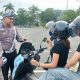 Petugas gabungan dari Polres Kotabaru, TNI, Dishub, dan Satpol PP saat melakukan pemeriksaan kendaraan dalam razia Ops Patuh Intan 2025 di Jalan P.I.K. Jaya Siring Laut, Kamis (17/7/2025) pagi.