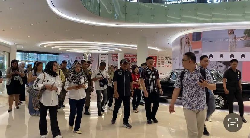 Sejumlah member Gold’s Gym Surabaya menunjukkan bukti pembayaran dan kontrak sesi yang belum digunakan pasca penutupan mendadak, Kamis (10/7/2025).