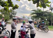 Satlantas Batola Bagikan Helm ke Pelajar pengguna Sepeda Listrik