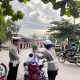 Petugas Satlantas Polres Barito Kuala memasangkan helm kepada pelajar pengguna sepeda listrik saat kegiatan edukasi keselamatan lalu lintas di depan SD Ulu Benteng, Marabahan, Kamis (17/7/2025).