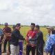 Bupati Pulang Pisau H. Ahmad Rifa’i menghadiri syukuran panen padi di Desa Mulyasari, Kecamatan Pandih Batu, Kamis (17/7/2025).