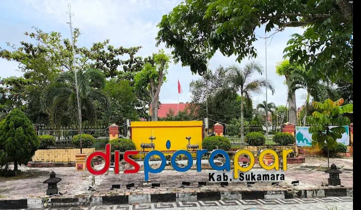 Plang nama Kantor Dinas Pemuda, Olahraga, dan Pariwisata (Disporapar) Kabupaten Sukamara, lokasi pendaftaran peserta Lomba Keterampilan Baris Berbaris (LKBB) 2025.