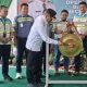 Bupati Tabalong, H. Fani, memukul gong sebagai tanda dimulainya pelatihan Basic Operator dan Basic Mekanik dalam program Tabalong SMART, Kamis (17/7/2025).