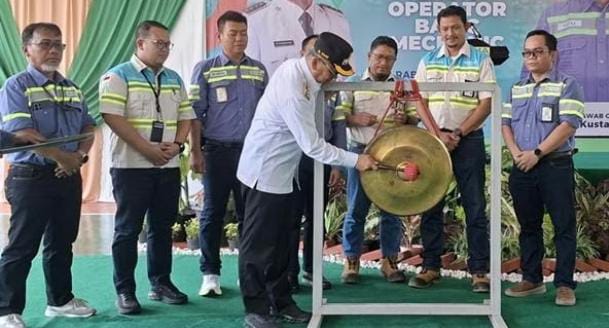 Bupati Tabalong, H. Fani, memukul gong sebagai tanda dimulainya pelatihan Basic Operator dan Basic Mekanik dalam program Tabalong SMART, Kamis (17/7/2025).
