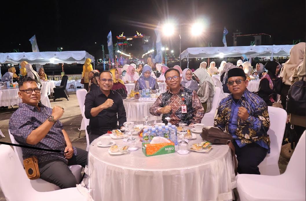 Wakil Bupati Kotabaru Syairi Mukhlis bersama Ketua GOW Kotabaru Hadijah menyambut tamu Rakor BKOW dan GOW se-Kalsel di Panggung Apung Siring Laut, Kamis (17/7/2025) malam.