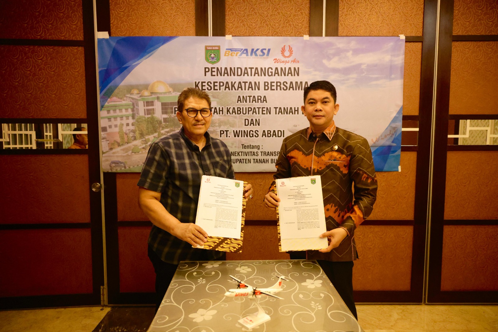 Bupati Andi Rudi Latif menandatangani MoU dengan CEO Super Air Jet Ari Azhari di Jakarta, Kamis (17/7/2025).