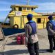 Petugas Sat Polairud Polres Kotabaru memeriksa alat keselamatan di atas KM Berkat Doa 02 sebelum keberangkatan dari Pelabuhan Panjang, Jumat (18/7/2025).
