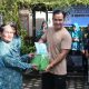 Bupati Pulang Pisau H. Ahmad Rifa’i menyerahkan bantuan pertanian rumah tangga kepada TP PKK dalam upaya penguatan ketahanan pangan lokal.