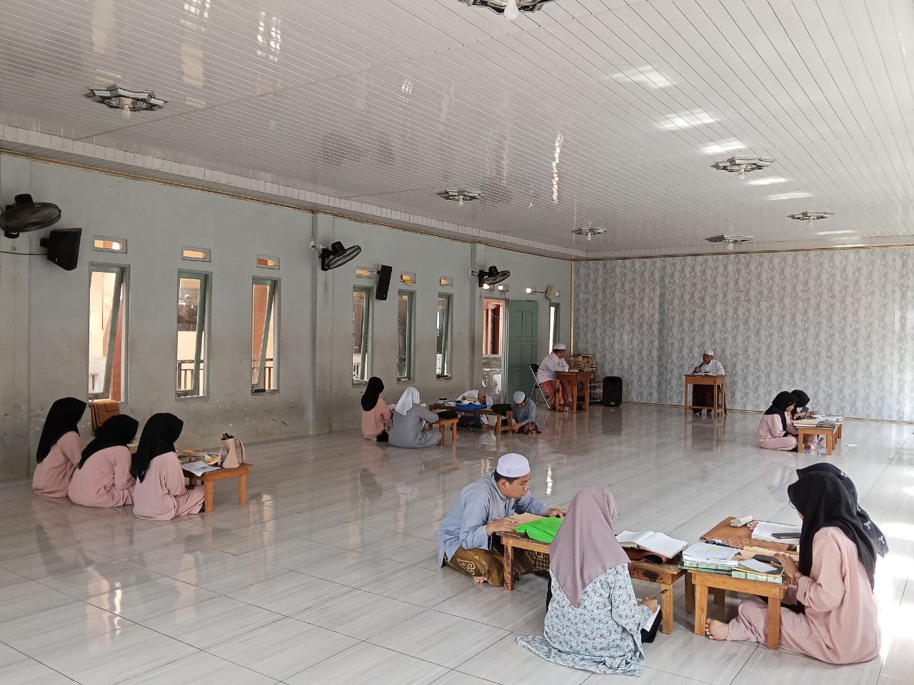 Para santri Pondok Pesantren Darussalim Tanah Laut saat mengikuti seleksi MQKN 2025 secara daring menggunakan sistem CBT (Dok. Ponpes Darussalim).