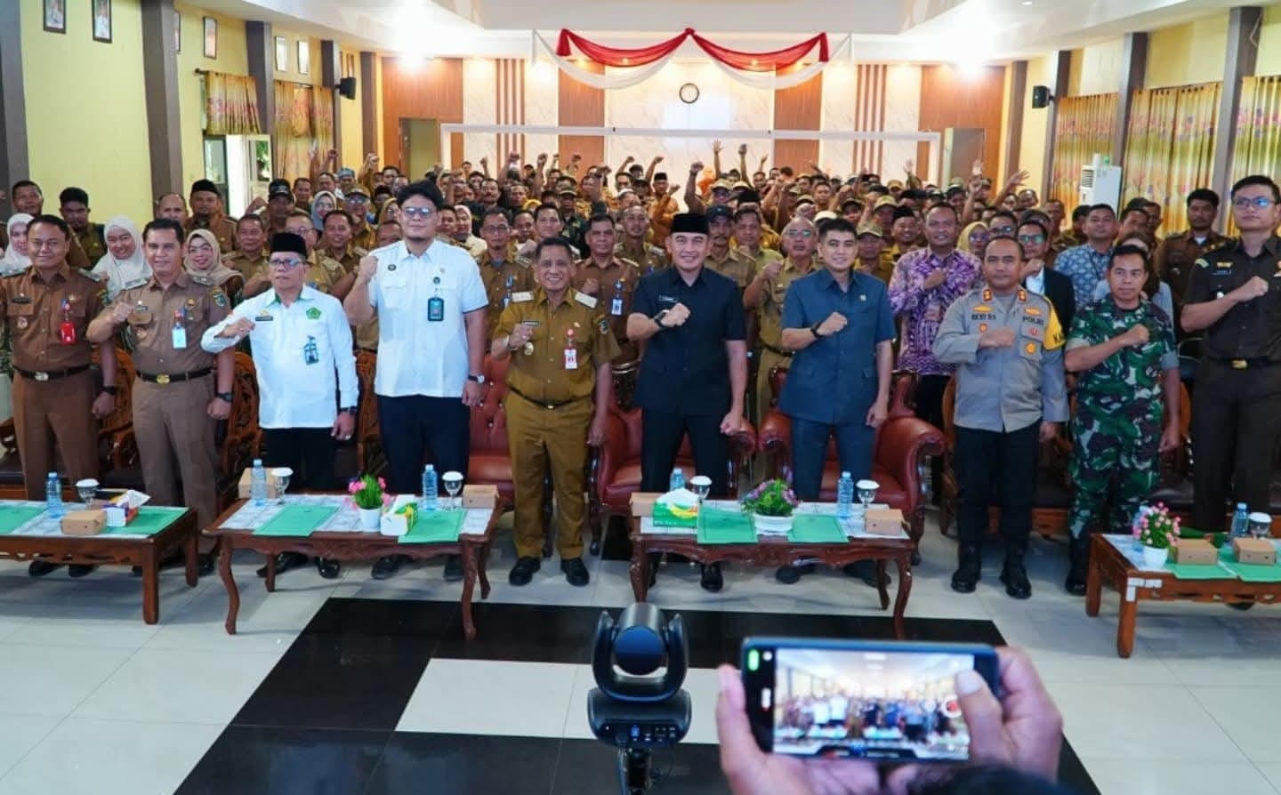 Bupati Tanah Laut H. Rahmat Trianto mengikuti peluncuran program 80.000 Koperasi Merah Putih secara virtual dari Pelaihari, Senin (21/7/2025).