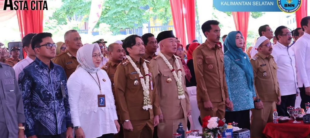 Gubernur Kalimantan Selatan H. Muhidin bersama Forkopimda dan Bupati Banjar H. Saidi Mansyur saat meninjau Koperasi Merah Putih di Desa Indrasari, percontohan koperasi nasional yang diresmikan Presiden Prabowo secara hybrid, Senin (21/7/2025).