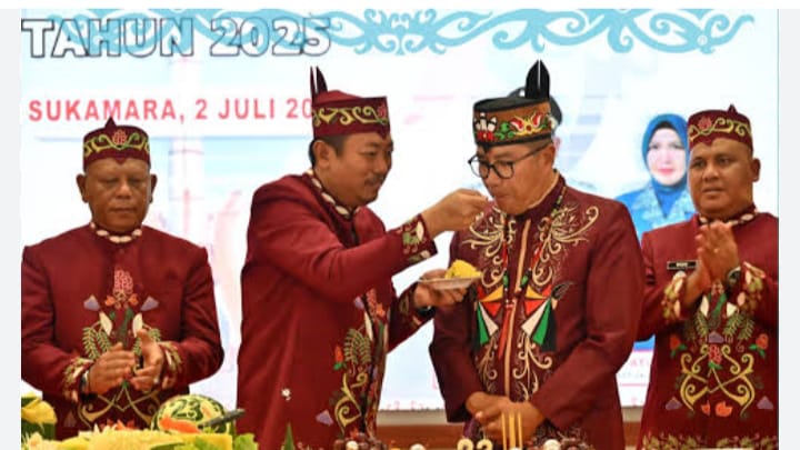 Plt. Sekda Prov. Kalteng Leonard S. Ampung memimpin upacara Hari Jadi ke-23 Kabupaten Sukamara di halaman Kantor Bupati, Rabu (2/7/2025).