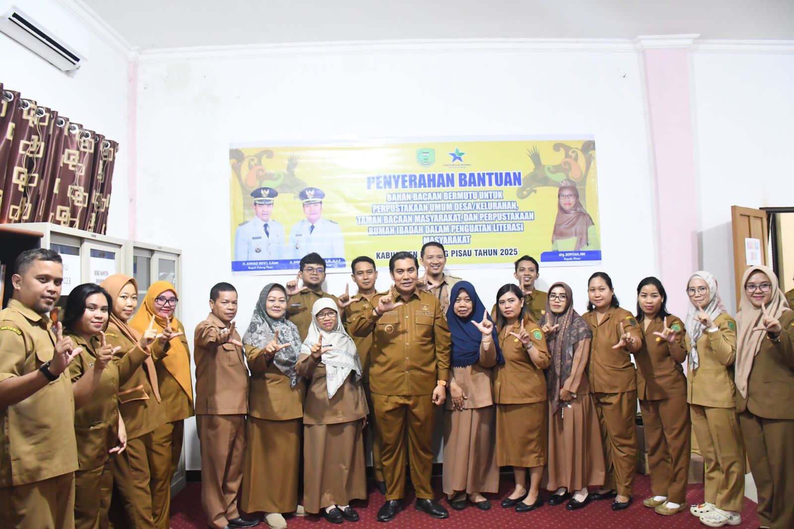 Wakil Bupati Pulang Pisau H. Ahmad Jayadikarta menyerahkan secara simbolis bantuan 1.000 buku dari Perpusnas kepada perwakilan penerima di Kantor Dispursip, Selasa (22/7/2025).