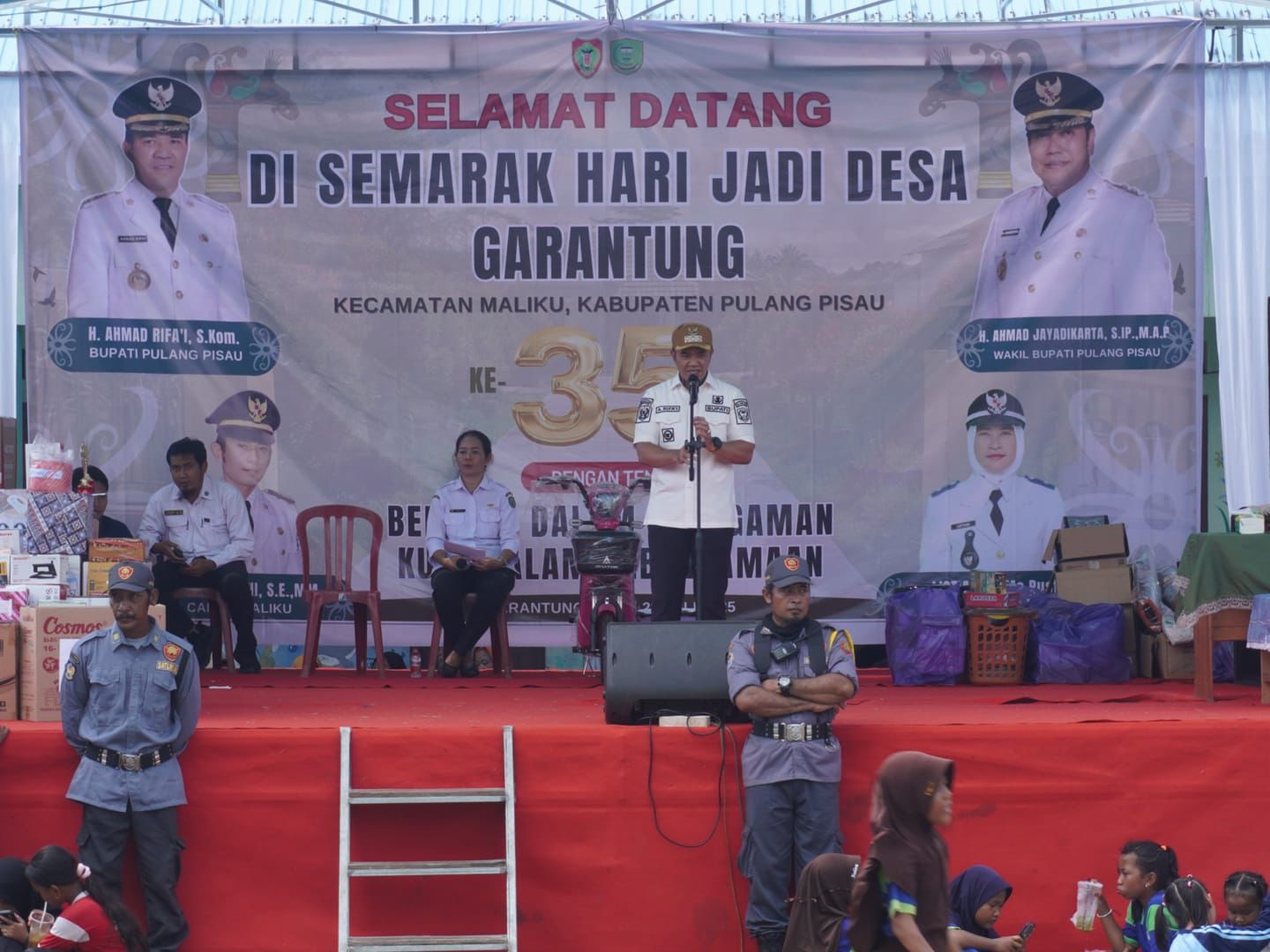 Bupati Pulang Pisau, H. Ahmad Rifa’i, menghadiri peringatan Hari Jadi ke-35 Desa Garantung, Rabu (23/7/2025), didampingi Wakil Bupati dan jajaran pejabat.