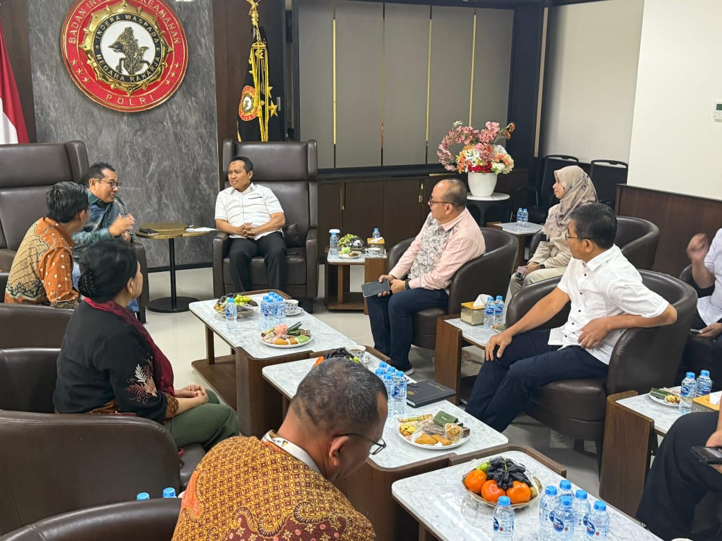 Ketua Umum SMSI Firdaus menyerahkan undangan Konvensi Nasional SMSI secara langsung kepada Kabaintelkam Komjen Pol Syahardiantono di Mabes Polri, Rabu (23/7/2025).