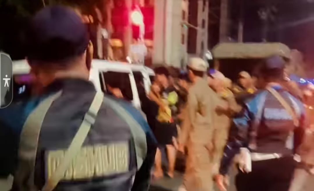 Petugas gabungan Dishub dan Satpol PP Kota Banjarmasin menertibkan pengendara yang parkir sembarangan di kawasan lampu merah Simpang 4 Mentari demi berfoto di spot viral. (Foto: Dok. Dishub Banjarmasin)